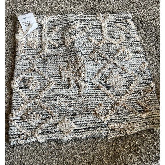 La Z Boy Woven Textured Gray Tan Throw Pillow Covers High Quality Set Of 2 New - Picture 3 of 5